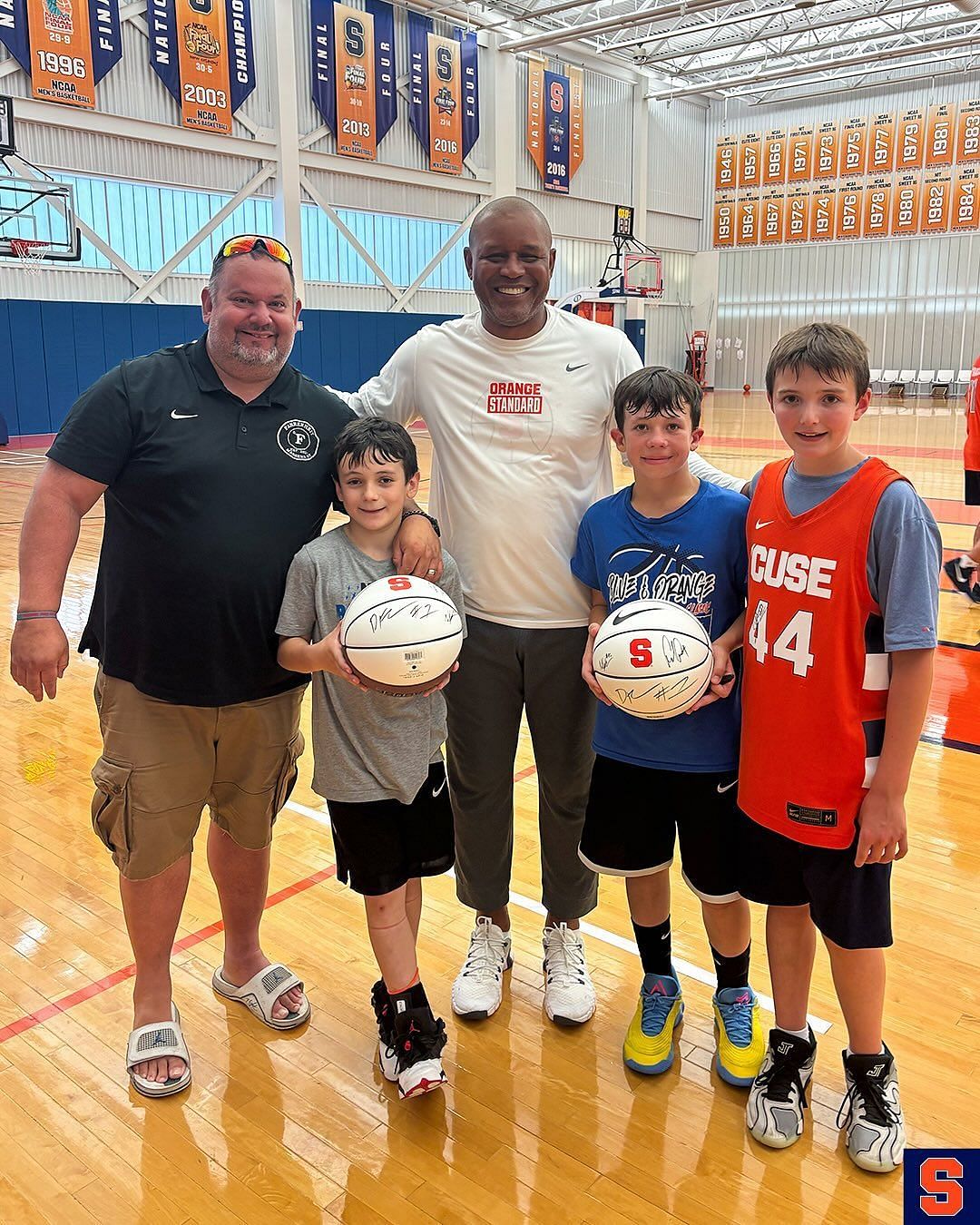 Coach Red Autry poses for a picture with young hoopers (Image via Instagram @cuse_mbb)